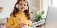 plataformas-de-clases-particulares-online-nina-auriculares-estudiando