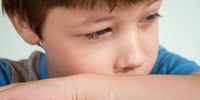 bambino figlio piange per i compiti a casa