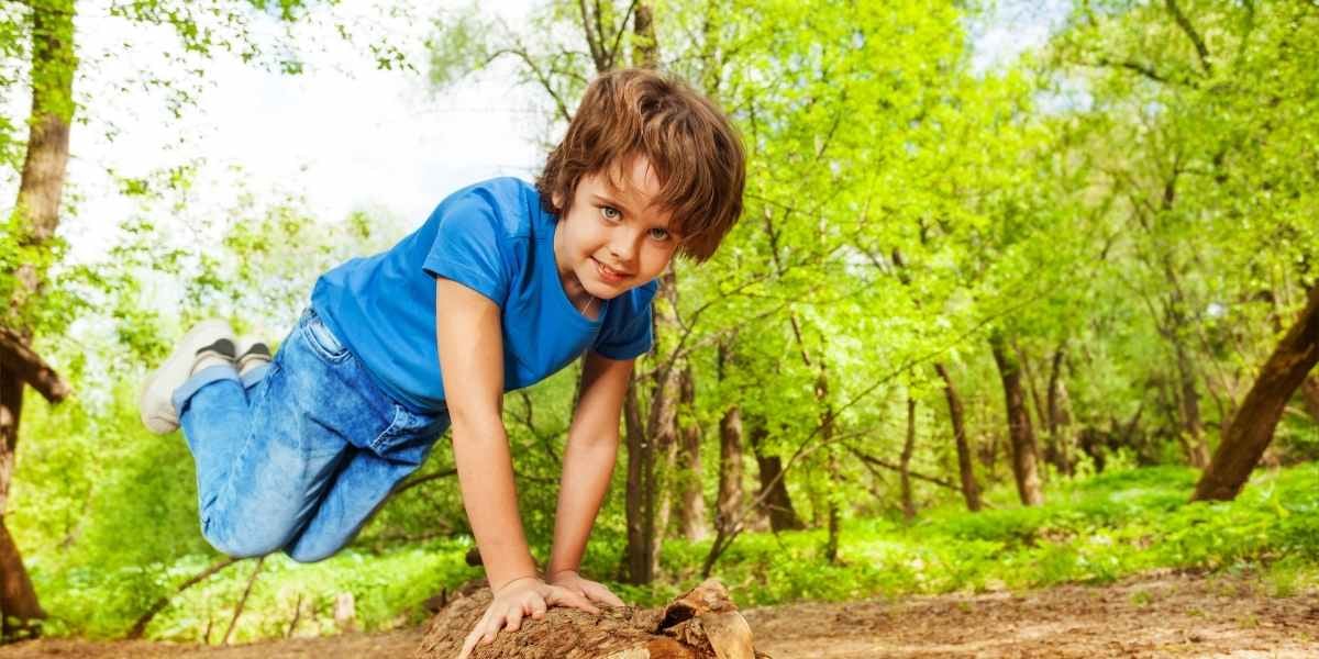 Parkour enfant dans la nature