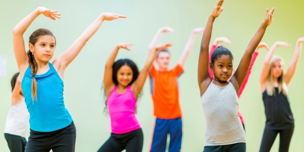 baile-de-fin-de-curso-primaria-colegio-ninos-bailando