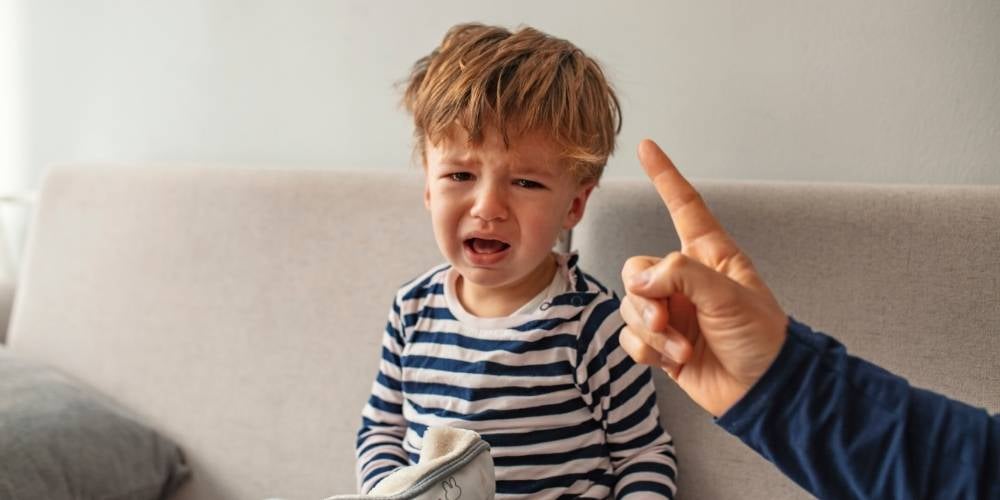 niño-castigado-castigo-llorando