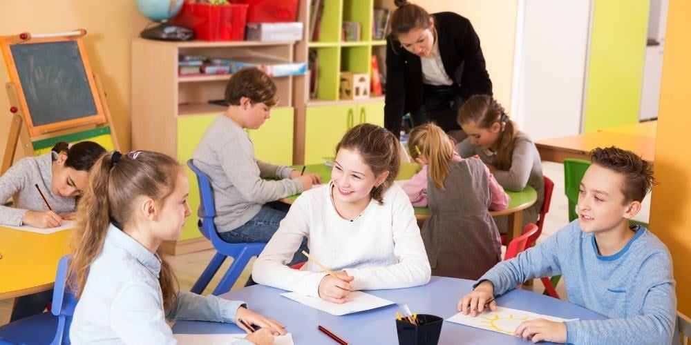 aula-invertida-alumnos-ninos-clase-secundaria