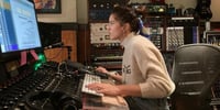 rosalia-haciendo-musica-que-carreras-estudiaron-los-famosos