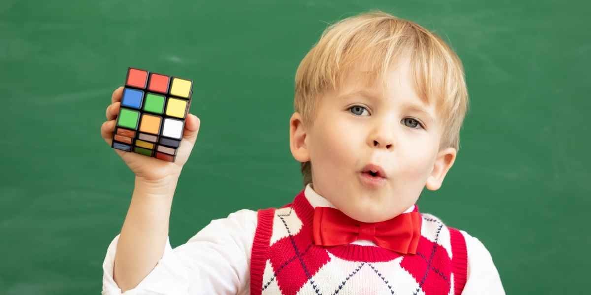 Enfant avec un rubik's cube