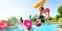 flotadores-ninos-juegos-en-la-piscina-seguridad-en-el-agua