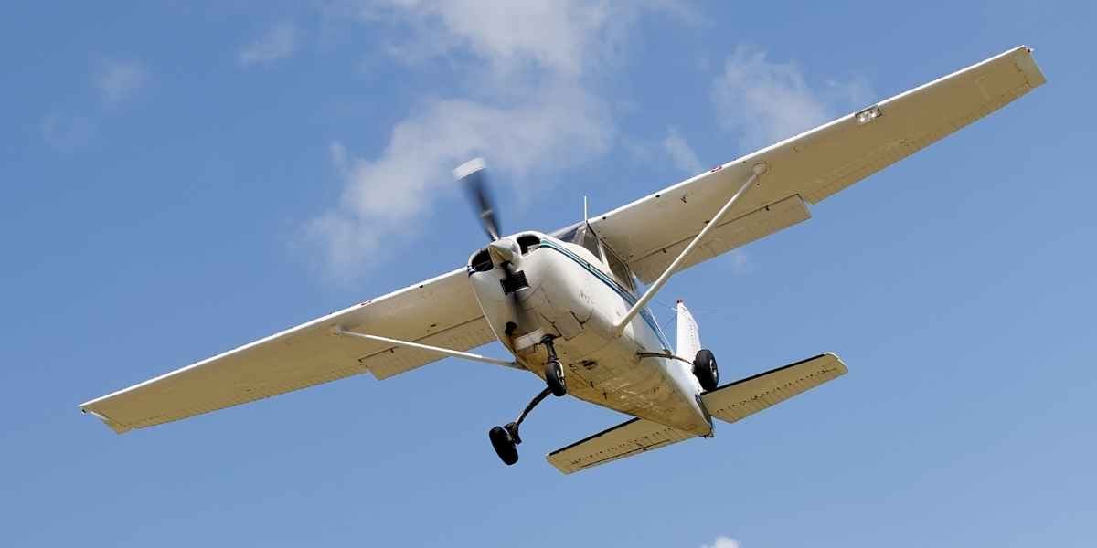 Petit avion dans les airs 