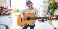 ninos-aprender-a-tocar-la-guitarra