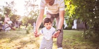 niño-padre-padrastro-caminando