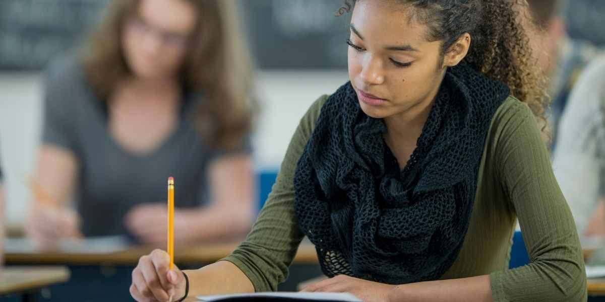 Étudiante en examen