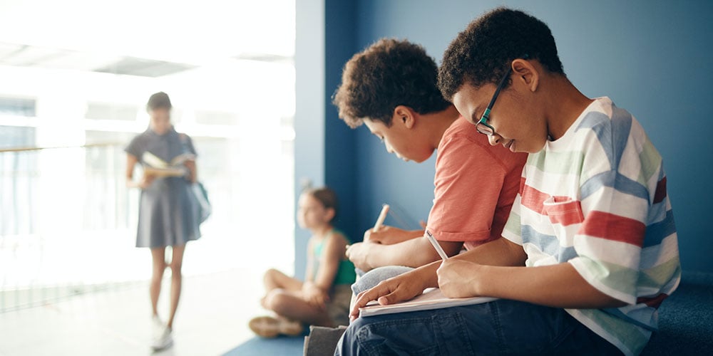Enfant entrain d'écrire