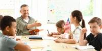 profesor-ensenando-ingles-present-simple-present-continuos