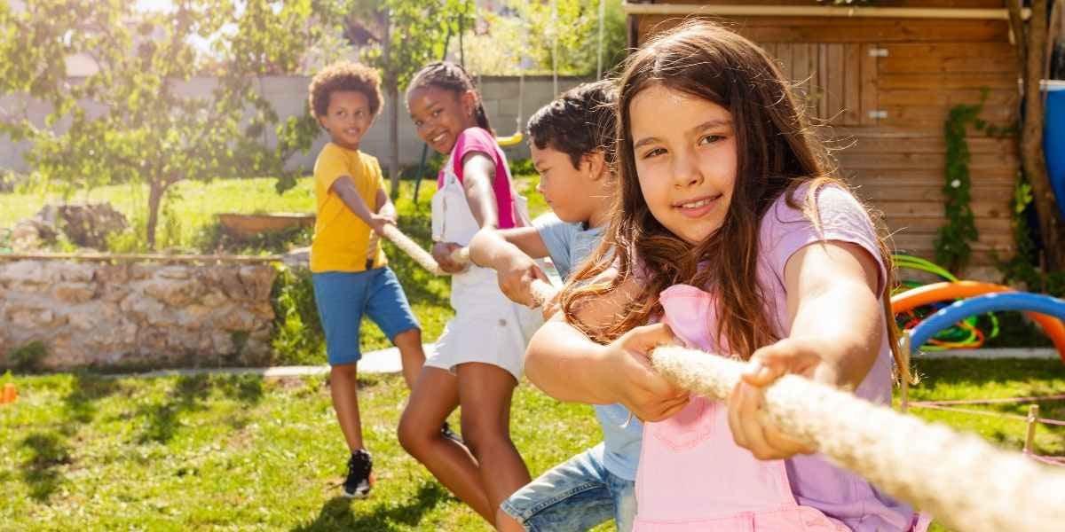 Enfants qui jouent dehors