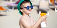 crema-solar-como-funciona-nino-gafas-playa