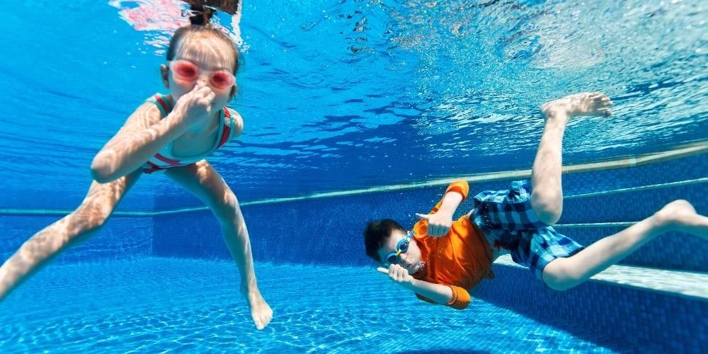 natacion-en-infancia-ninos-nadando