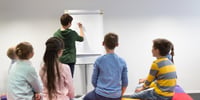 estudiantes-haciendo-sintaxis-aprendiendo-a-analizar-sintacticamente