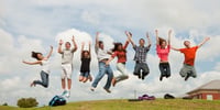 grupo-de-amigos-adolescentes-salto-foto