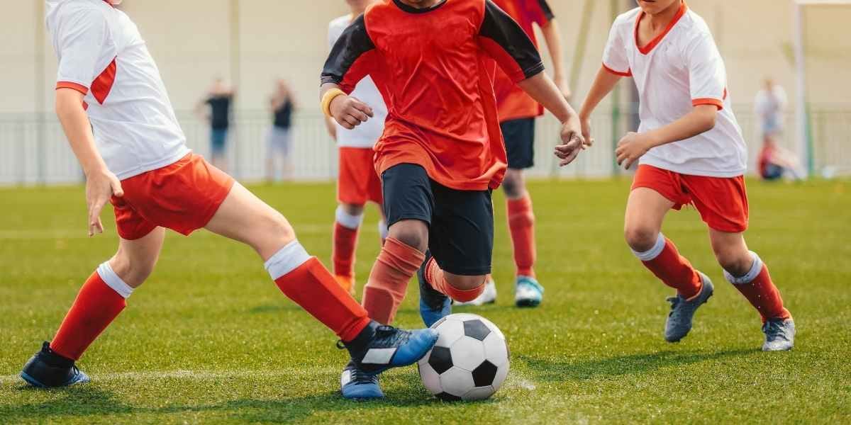 adolescents jouant au football