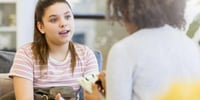 adolescente-hablando-cambio-de-voz-adolescencia
