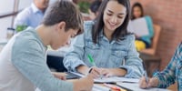 due teenager studiano insieme