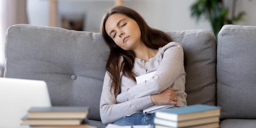 mujer-cansanda-de-estudiar