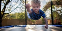 Trampoline avec un enfant