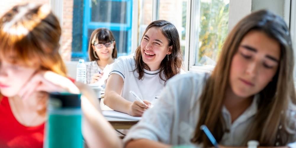 tipos-de-estudiantes-reir-en-clase-graciosillo