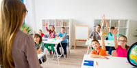 tipos-de-estudiantes-clase-aula-colegio-alumnos-manos-levantadas