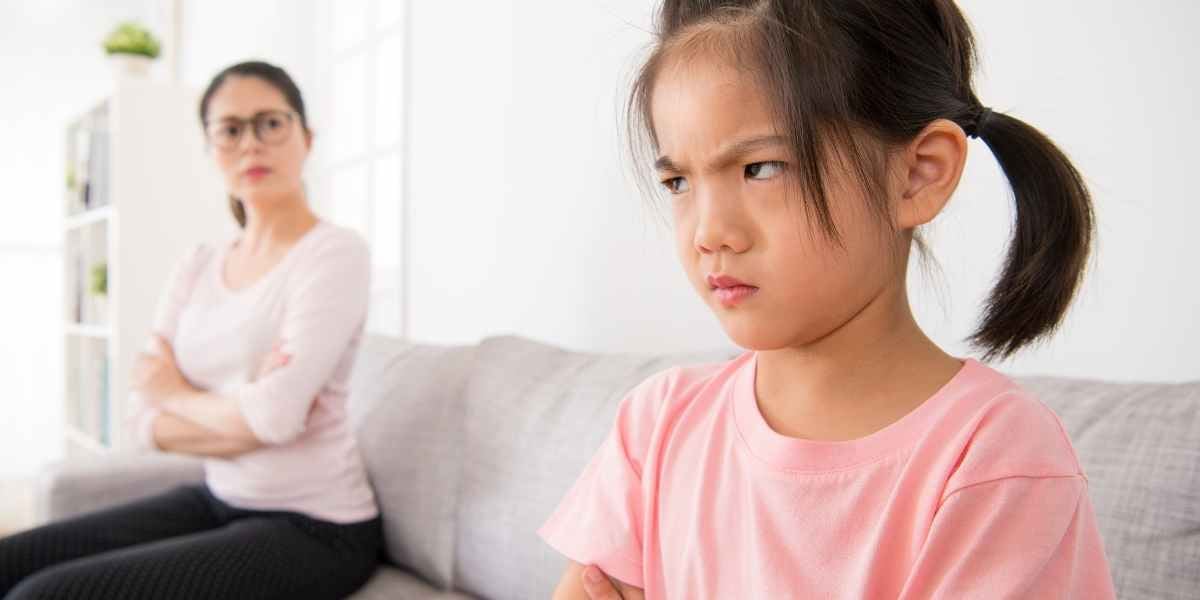 Enfant fâché avec parent