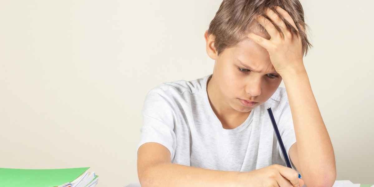 Garçon avec dyslexie