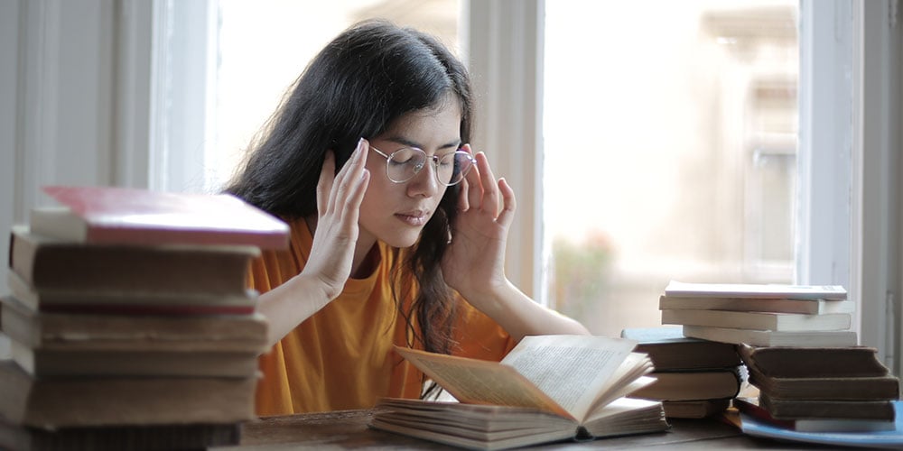 when_headache_should_worry_girl_studying_headache