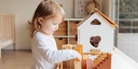 Jeux en bois avec un enfant