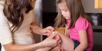 como-curar-heridas-ninos-padres-tirita