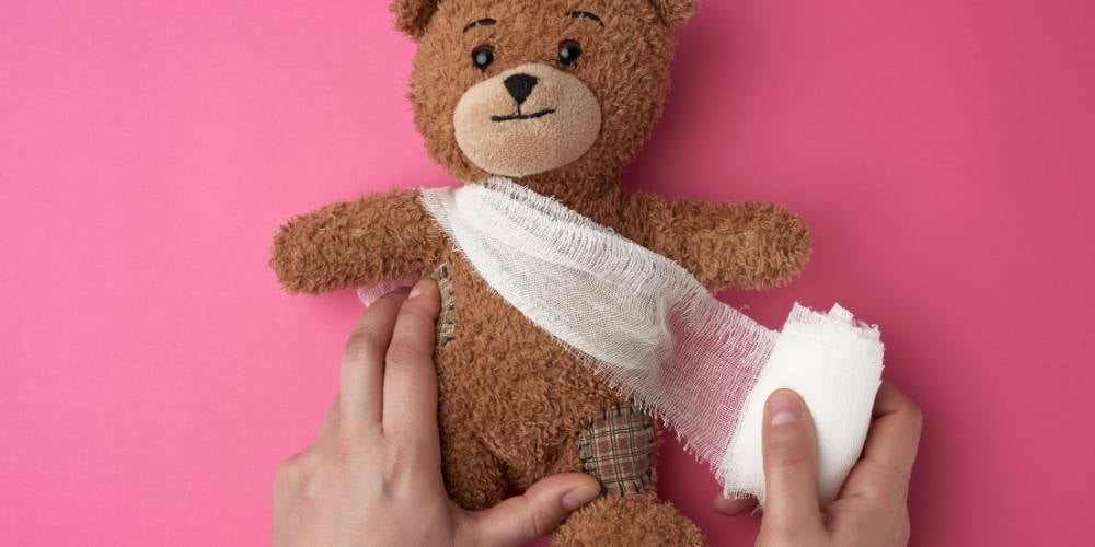 peluche-con-venda-vendaje-como-curar-heridas-ninos-padres-tirita