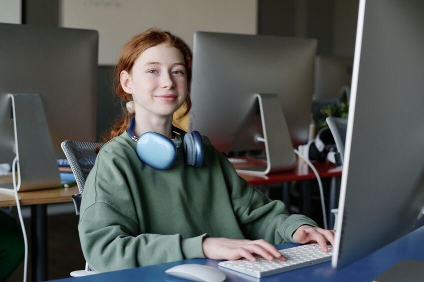 Jeune fille étudiant sur un site de cours particuliers en ligne