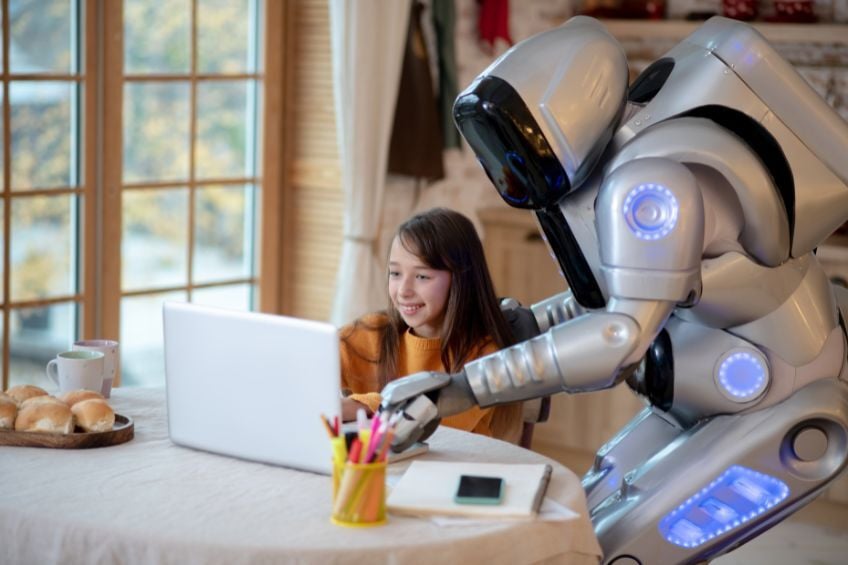 Jeune fille a la maison suivant son cours en ligne assistee par un robot IA