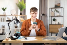 Jeune homme utilisant une application sur son telephone pour apprendre une langue