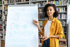 Lyceene debout pratiquant sa presentation pour le grand oral de maths