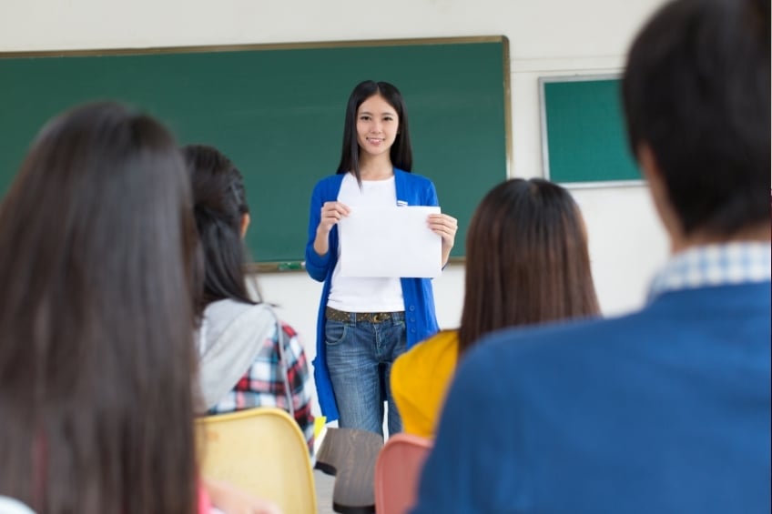Lyceenne faisant presentation grand oral bac devant sa classe