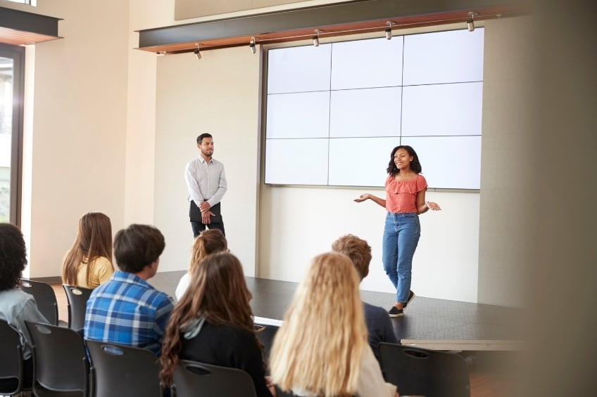 Lyceenne presentant grand oral devant camarades de classe