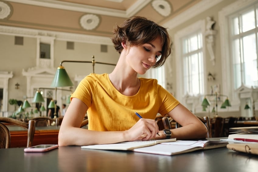 Lyceenne realisant des recherches pour preparer son grand oral - GoStudent