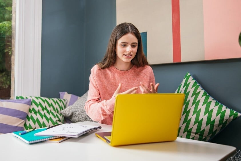 Lyceenne suivant des cours particuliers en ligne chez elle sur son ordinateur avec GoStudent