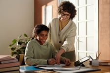 Professeure particulier avec son eleve en cours a domicile