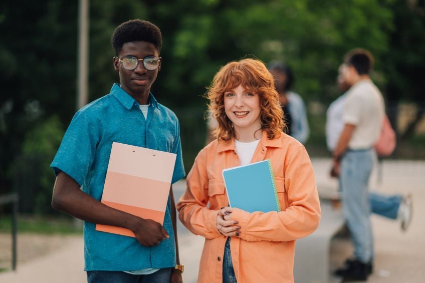 Resultats du BAC - 2 lyceens cote a cote avec leurs resultats du bac