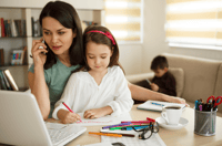 mamma lavoratrice che aiuta figli con compiti a casa