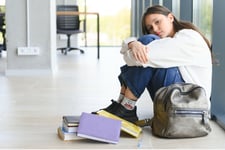 Statistiques sur la motivation scolaire - une jeune fille assise par terre demotivee