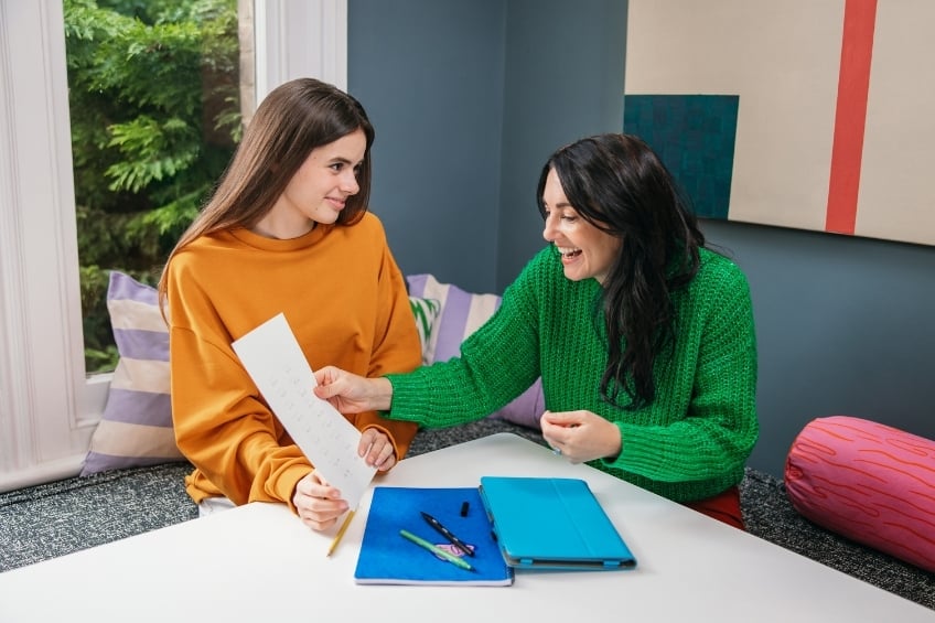 Statistiques sur la motivation scolaire - une jeune fille felicitee par sa mere pour ses bonnes notes