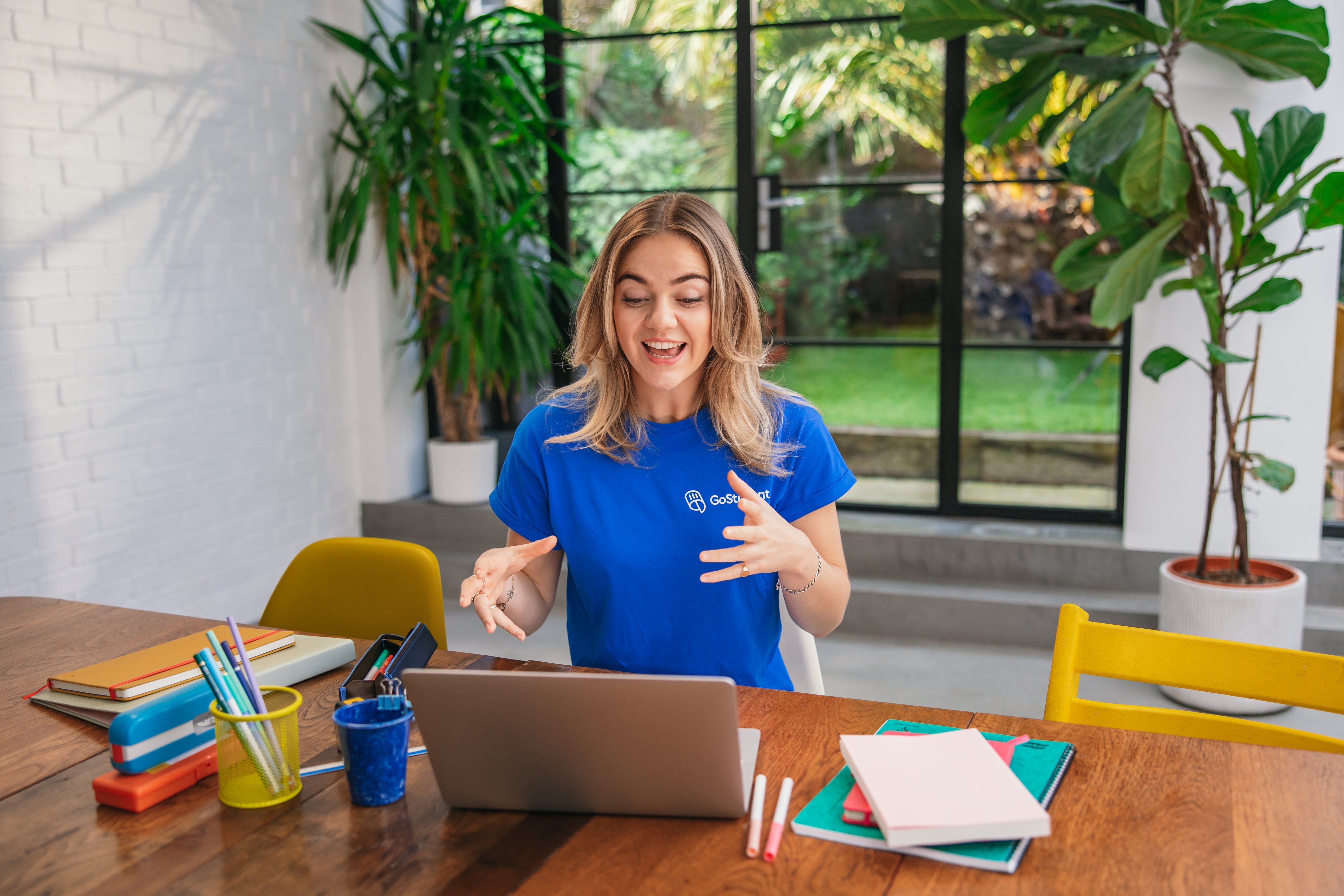 UK_FR_DACH_TR_CS_Landscape_Photo_FullBleed_Felicity_Tutor_Laptop_3