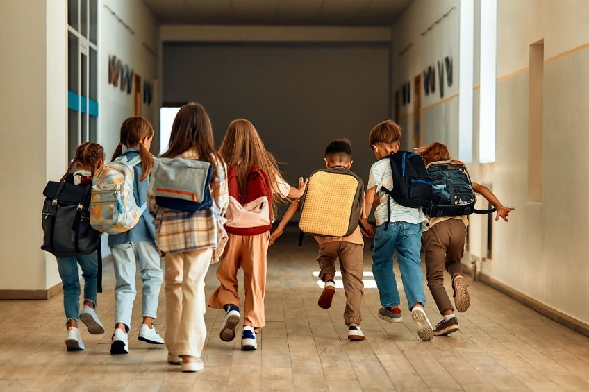 Un groupe d enfants courant dans un couloir de leur ecole