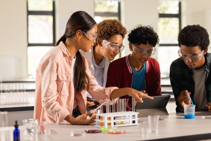 Un groupe de lyceens en cours de physique chimie dans un laboratoire
