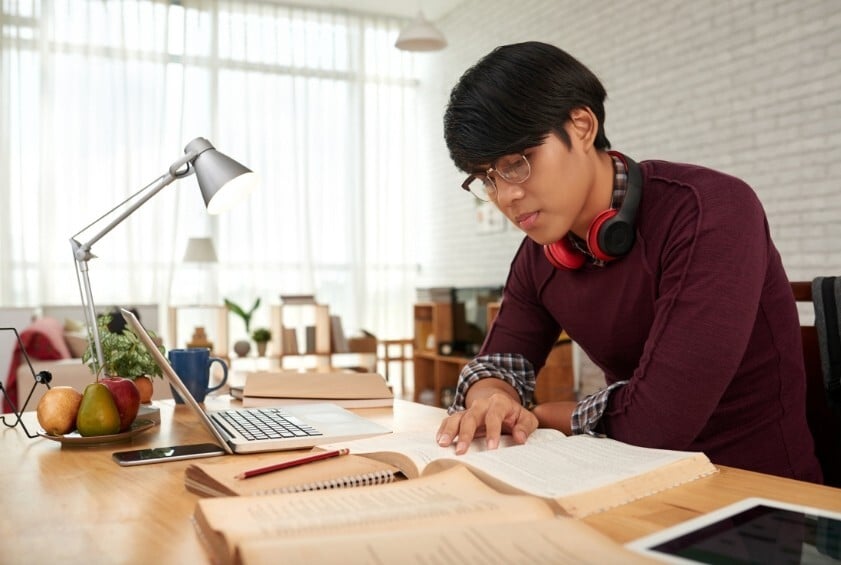 Un lyceen concentre revisant chez lui pour passer le bac en candidat libre